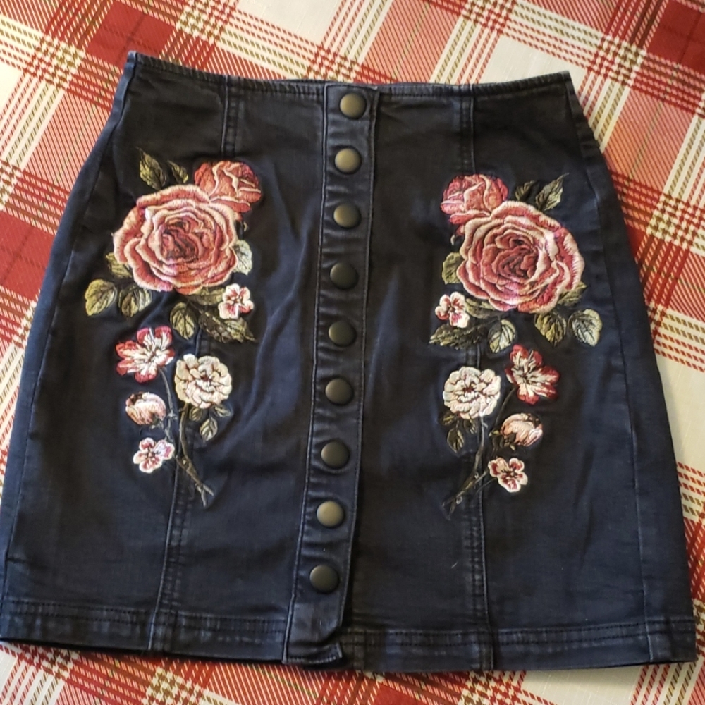 KENDALL & KYLIE ⚘️Embroidered Denim Mini Skirt Size 23" Waist